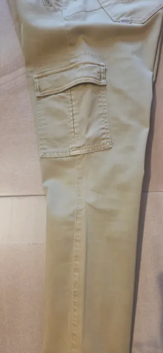 Pantalón  beige con bolsillos