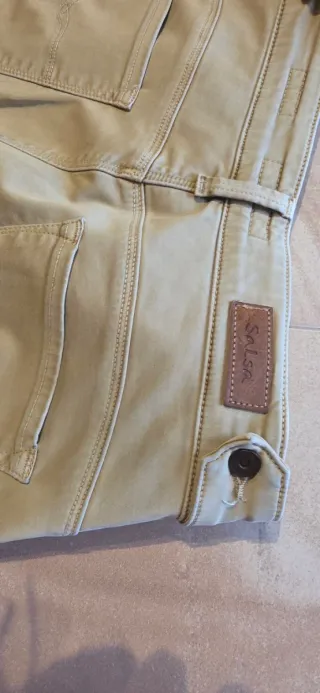 Pantalón  beige con bolsillos