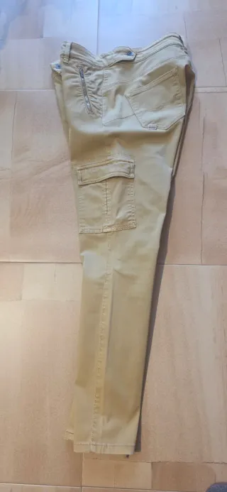Pantalón  beige con bolsillos