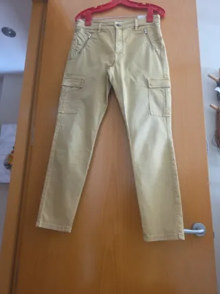 Pantalón  beige con bolsillos