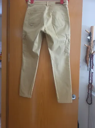 Pantalón  beige con bolsillos
