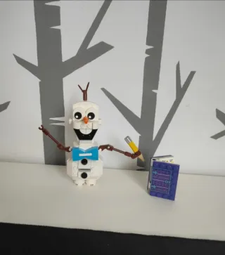 Olaf Lego con fiocco blu e matita