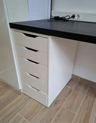 Escritorio IKEA LAGKAPTEN con cajonera ALEX
