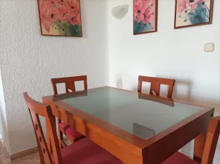 Mesa comedor + 4 sillas + mueble TV