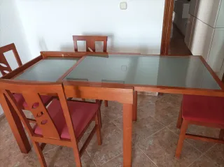 Mesa comedor + 4 sillas + mueble TV