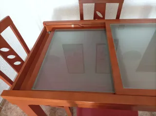 Mesa comedor + 4 sillas + mueble TV