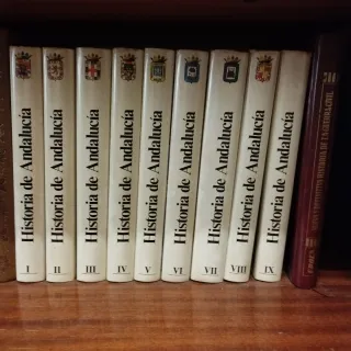 Estantería de madera con libros