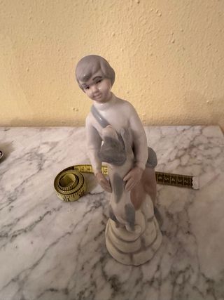 Figura porcelana niño con perro