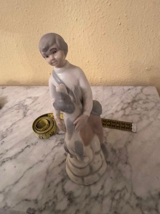 Figura porcelana niño con perro