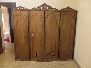 Armario antiguo de madera