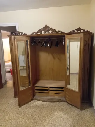 Armario antiguo de madera