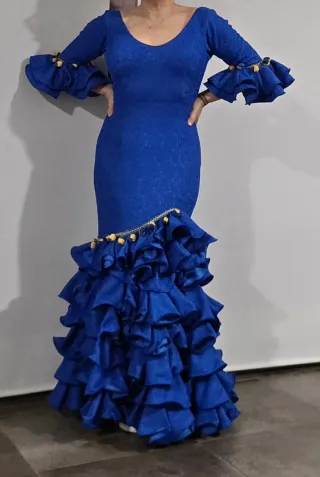Traje o vestido de flamenca azul con volantes