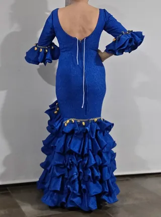 Traje o vestido de flamenca azul con volantes