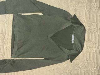 Top manga larga verde oliva