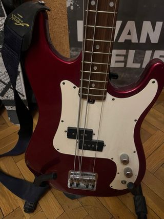 Bajo Eléctrico Rojo Yako