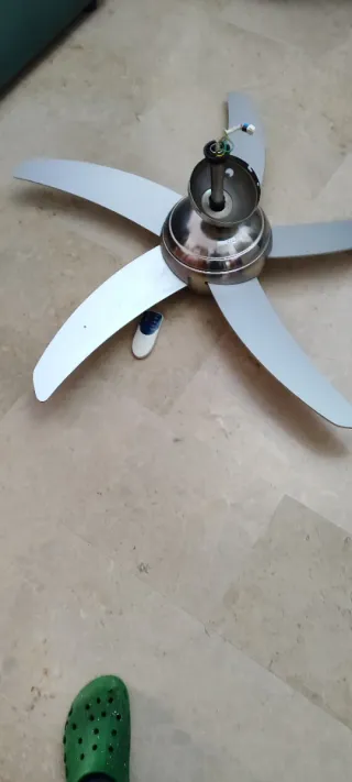 Ventilador de techo plateado