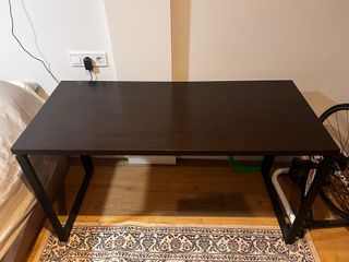 Mesa de escritorio. Medidas 135x60x75.