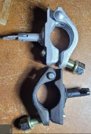 Abrazaderas con tetón