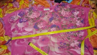 Camiseta estampada rosa fucsia con abalorios