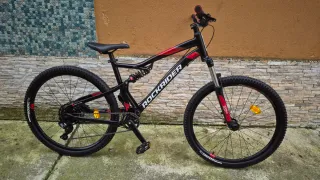Bicicletta Rockrider ST 530S wheelie