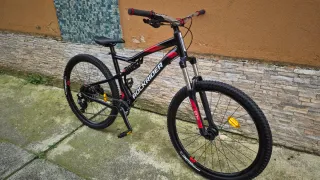 Bicicletta Rockrider ST 530S wheelie