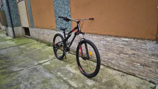 Bicicletta Rockrider ST 530S wheelie