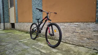 Bicicletta Rockrider ST 530S wheelie
