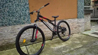 Bicicletta Rockrider ST 530S wheelie