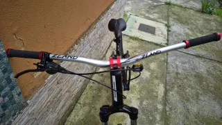 Bicicletta Rockrider ST 530S wheelie