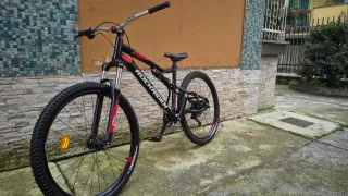 Bicicletta Rockrider ST 530S wheelie