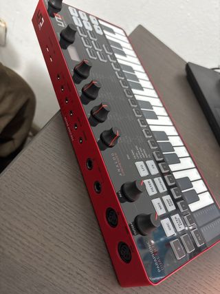 IK Multimedia UNO Synth Pro Desktop Sintetizador