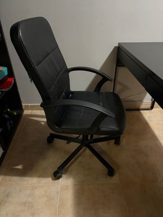 Silla de oficina giratoria negra con ruedas