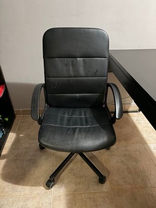 Silla de oficina giratoria negra con ruedas