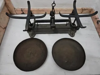 Báscula antigua de dos platos