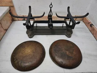 Báscula antigua de dos platos