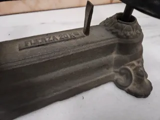 Báscula antigua de dos platos