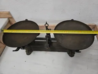 Báscula antigua de dos platos