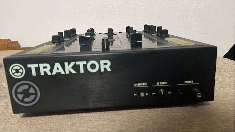 Controlador DJ Traktor Z2