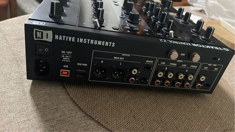 Controlador DJ Traktor Z2 afbeelding 2