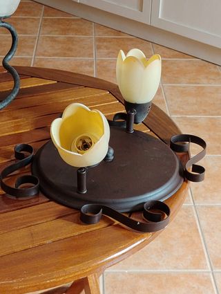 Plafón con tulipas de cristal y metal