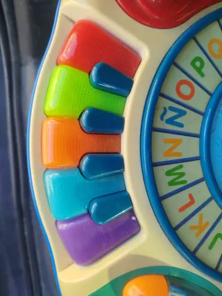 Mesa de juegos musical para bebés