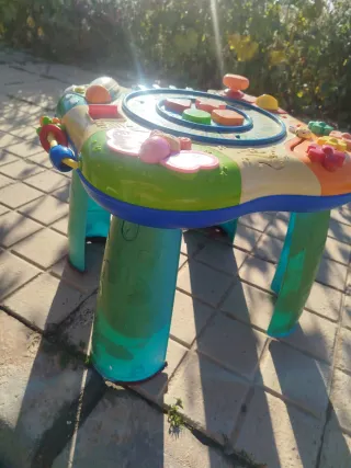 Mesa de juegos musical para bebés