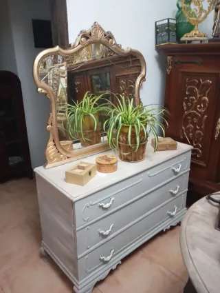 Cómoda antigua con espejo dorado