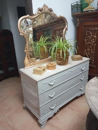 Cómoda antigua con espejo dorado