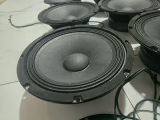 Medios de altavoz negros