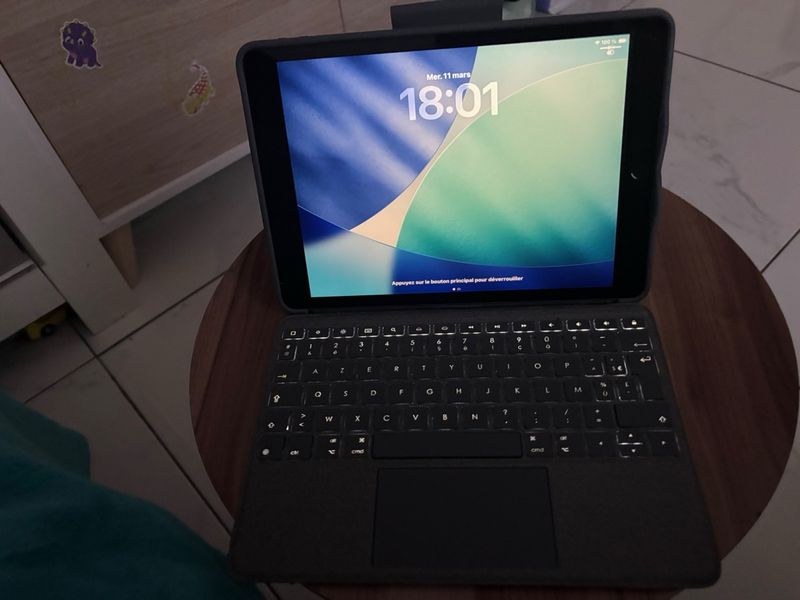 iPad 9ª Gen 64GB + Coque logitech combo touch