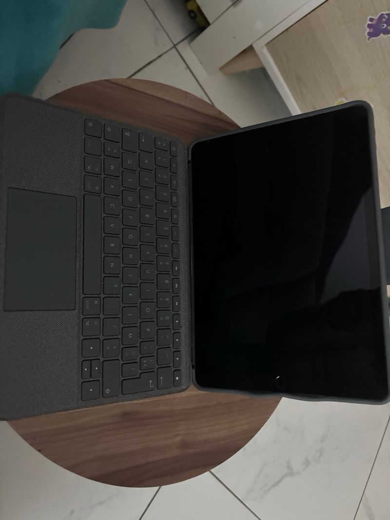 iPad 9ª Gen 64GB + Coque logitech combo touch afbeelding 2