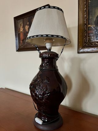 Lámpara de cerámica marrón con pantalla