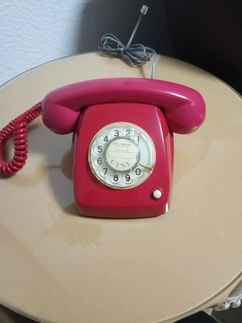 Teléfono antiguo rojo CTNE pintado funciona