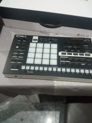 Roland Verselab MV-1 Groovebox